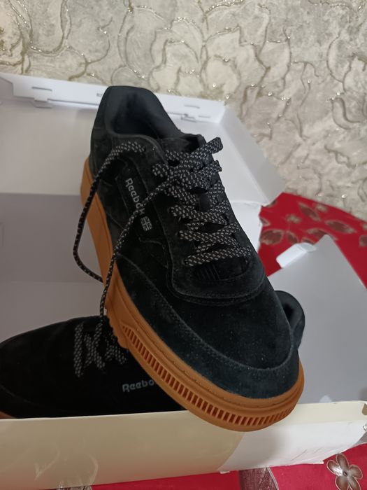 Vând adidași Reebok