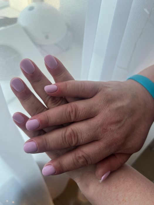 Требуется модель на маникюр