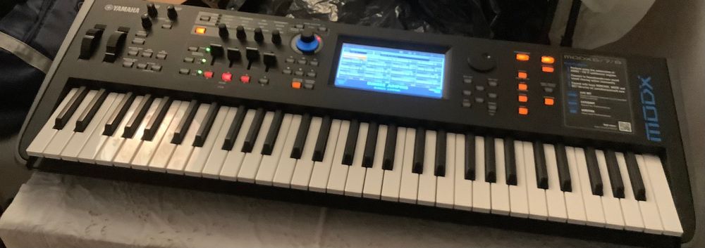Yamaha synth MODX 6 inclusiv stativ și pedală de sustain.