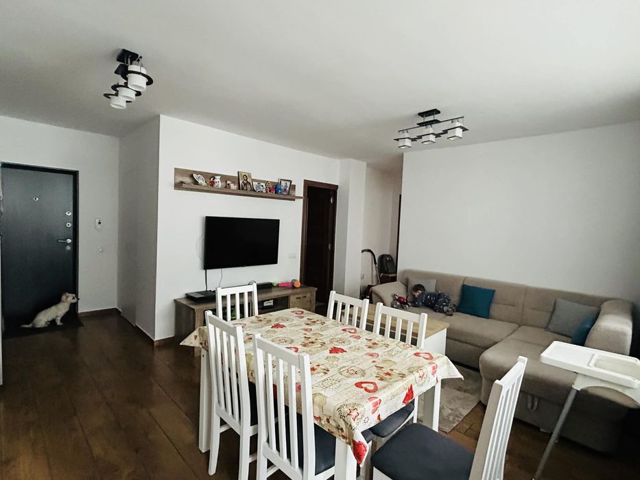Vand apartament cu 3 camere, 61 mp, doua balcoane si parcare.