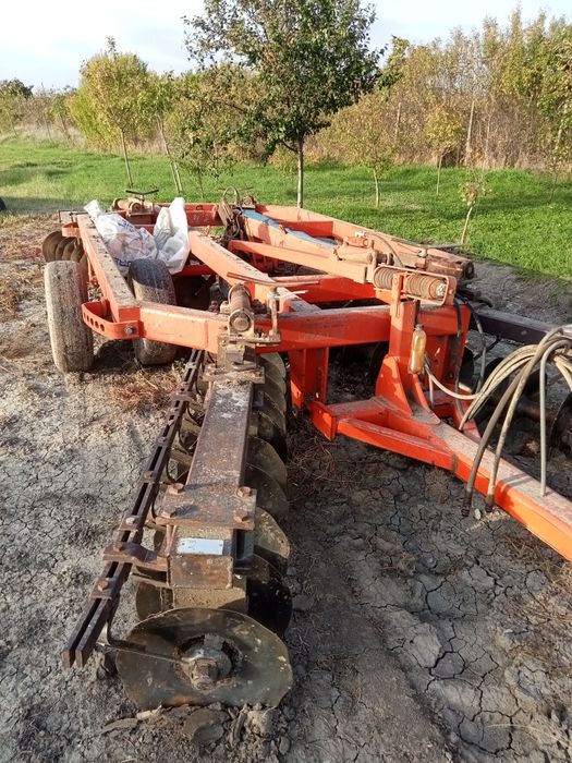 Vând tractor UTB 650 plus utilaje