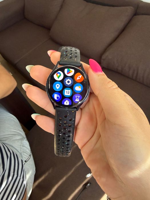 Продавам смарт часовник Samsung galaxy watch 6 40mm