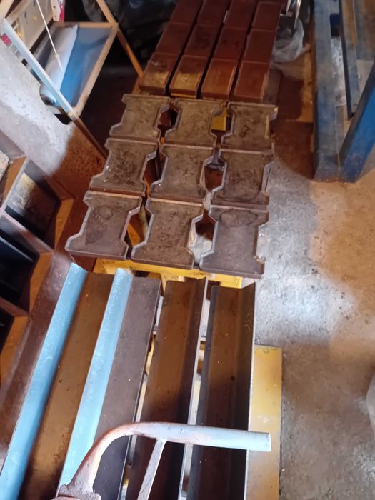 Vând  vibropresa pavaj