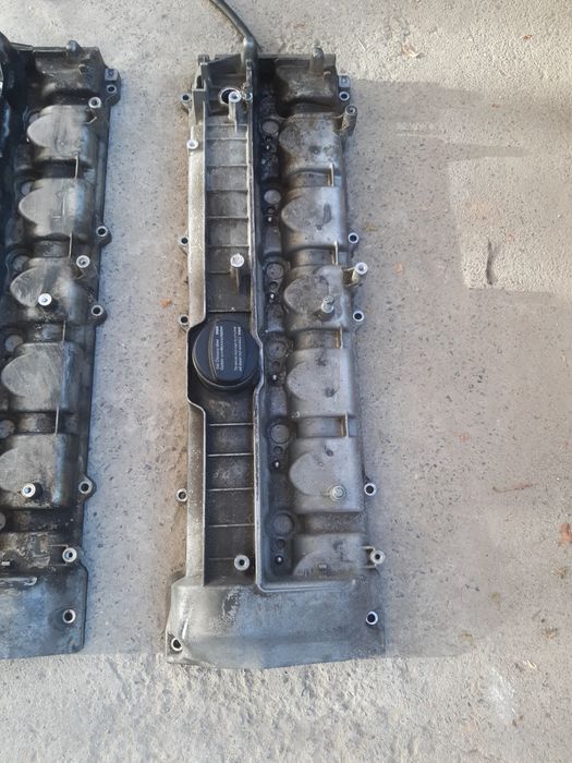 Капак клапани Мерцедес w211 320 cdi