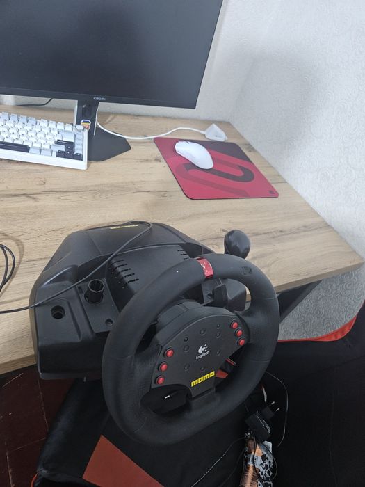 Игровой руль logitech momo racing