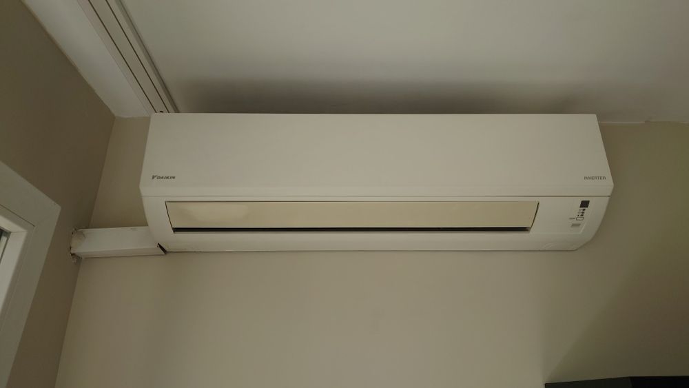 Климатик Daikin Sensira 18 000 BTU (FTXB50C) – Запазен, пълен комплект