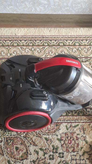 Продается оригинал Samsung пылесос.Отлично работает Идеал состояна