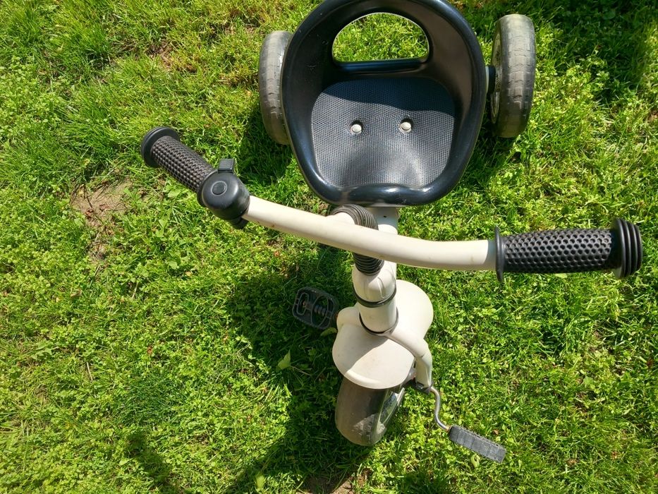 Бяла триколка колело