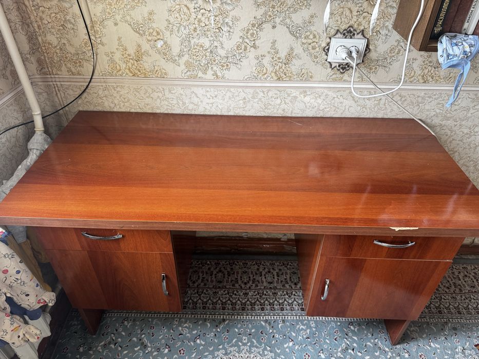 Письменный стол в идеальном состоянии
