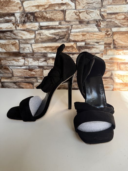 Черни сандали на ток