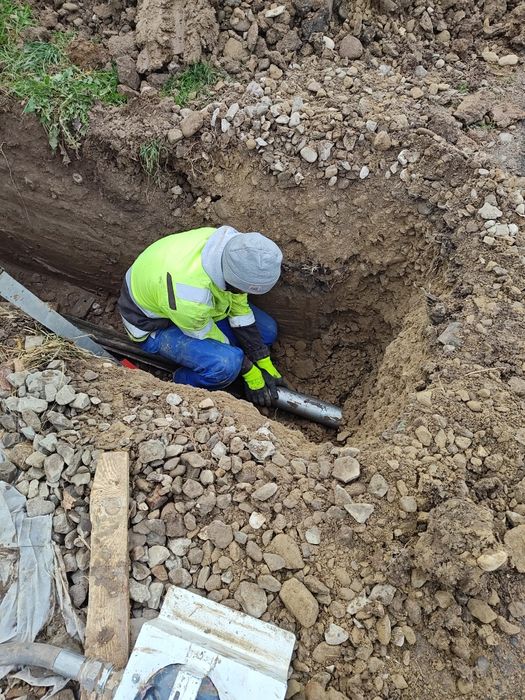 Executam  foraje orizontale ,subtraversari , subtraversare cu racheta