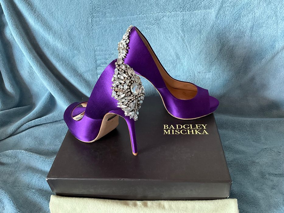 Нови изящни обувки  Badgley Mischka Kiara Purple Satin size 37