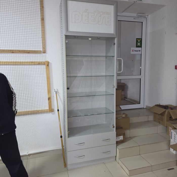 Витрина , оборудование для магазина, шкаф витрина со стеклом