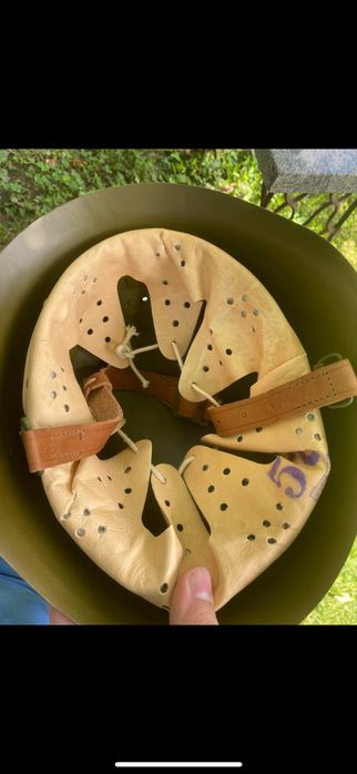 Военни каски- стоманени, маслено зелени