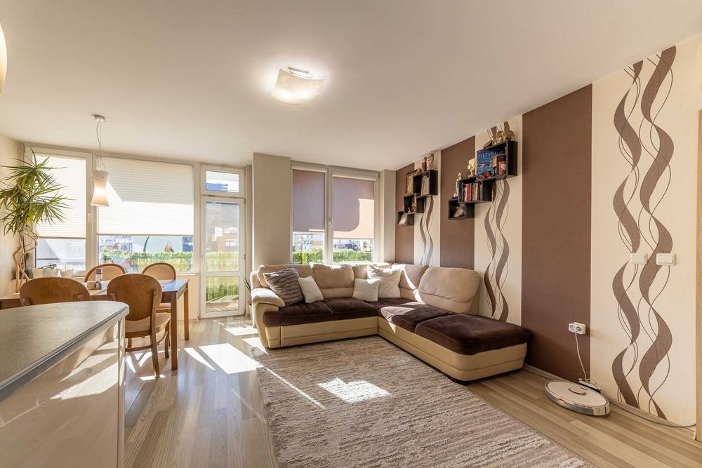 Продава се Тристаен апартамент в Варна, Цветен квартал - 125 кв.м за 2140 €/кв.м - Снимка #1