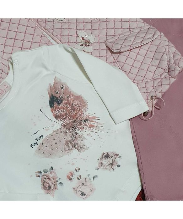 Set 3 piese , geaca roz pal, bluza maneca lunga si blugi