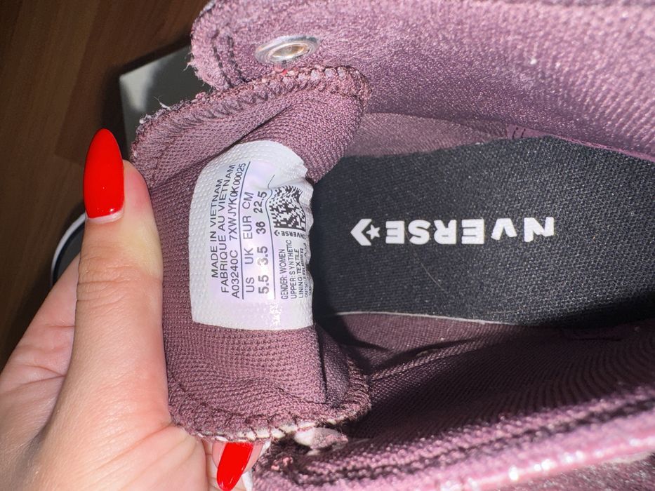 Converse roz cu sclipici