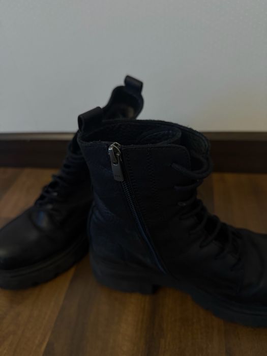 Продам женские зимние ботинки