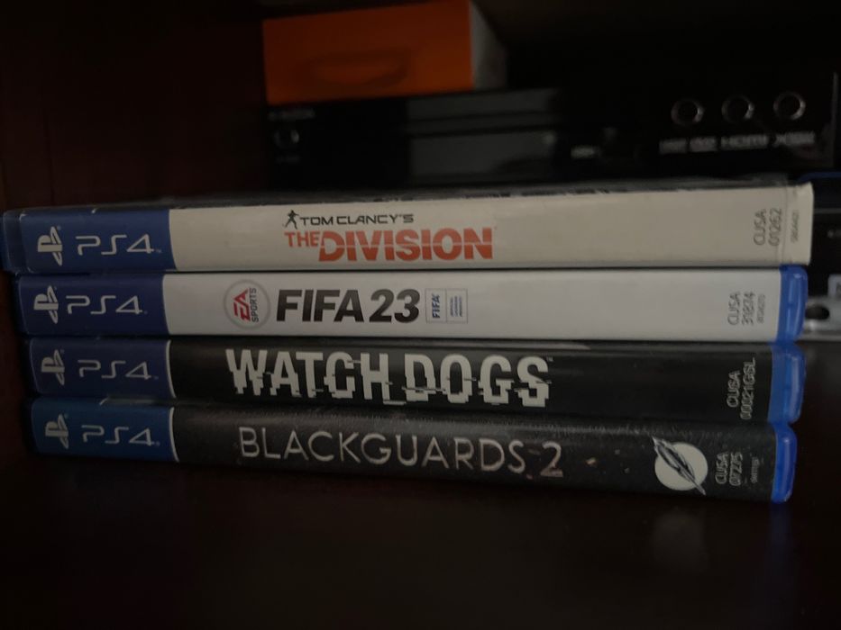 Vand Playatation 4 Slim, 500GB, doua manete si jocuri