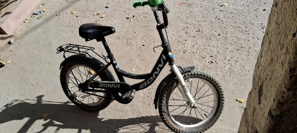 Детский велик 16 балоны.второй велик алюминевый 26 размер