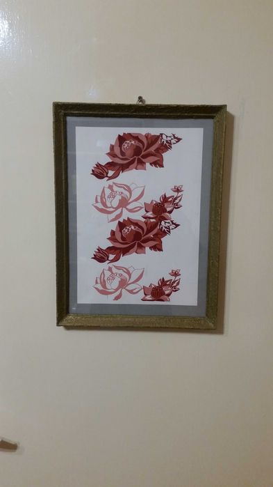 Картина с рисувани рози в хубава рамка със стъкло отпред.