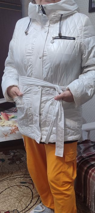 Продам куртки белые