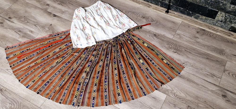 Ie și valnic din matase