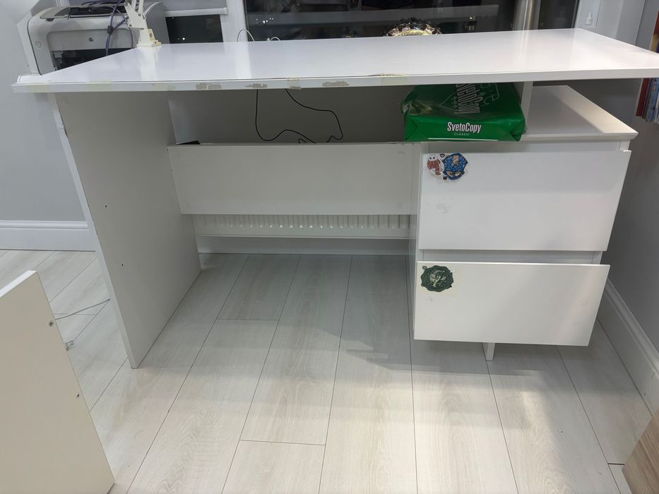 Рабочий стол белого цвета.