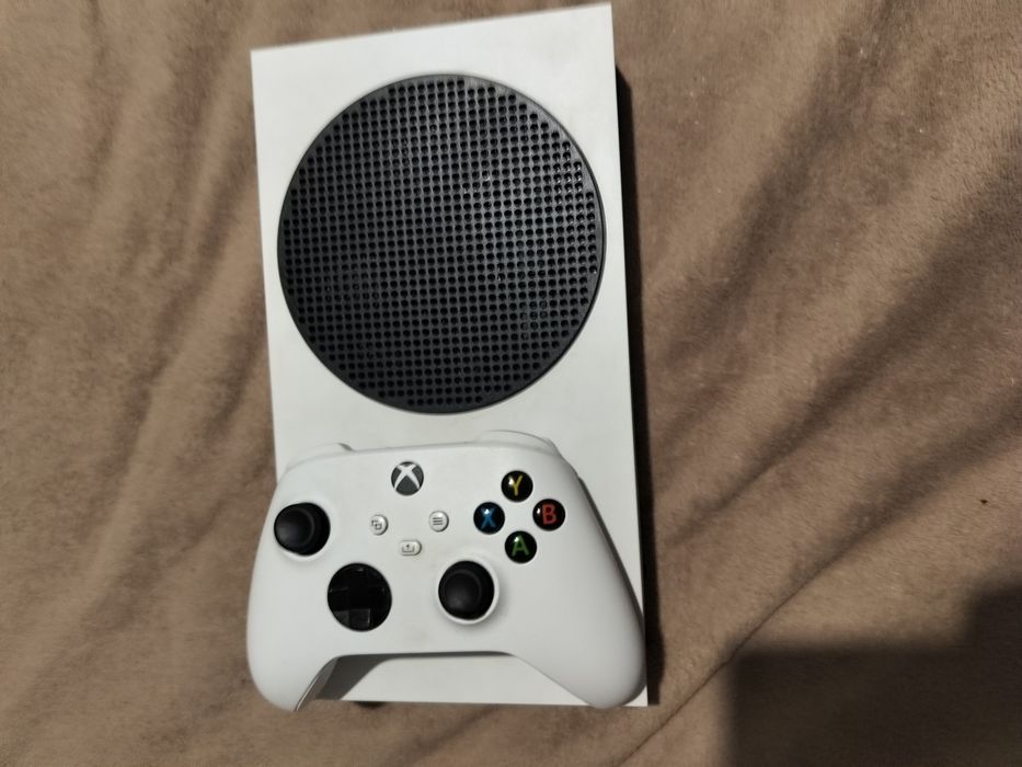Xbox series s + controller series s Impecabil de vânzare 1000 lei  sau la schimb cu ceva telefon iPhone sau Samsung functional sau alt ceva