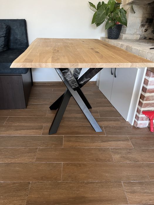 Трапезна маса от масив- дъб с метални крака