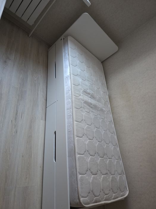 Кровать с раздвижной шкафчиком