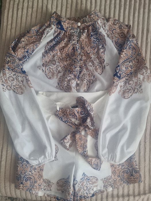 Compleu dama bluza pantalon..este nou fara eticheta.