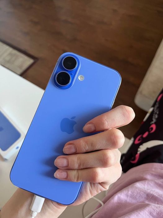 продам Айфон 16 срочно