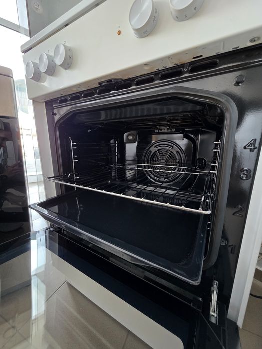Свободностояща печка с керамични котлони Gorenje