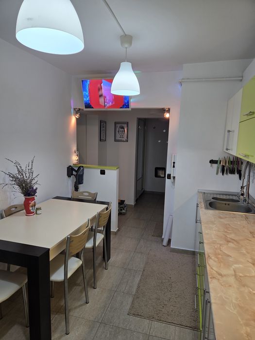 Vând apartament zona 9 mai