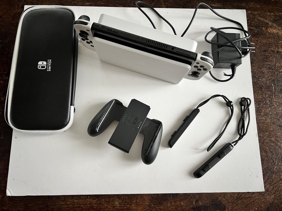 Consola Nintendo Switch OLED cu husa si 2 jocuri incluse