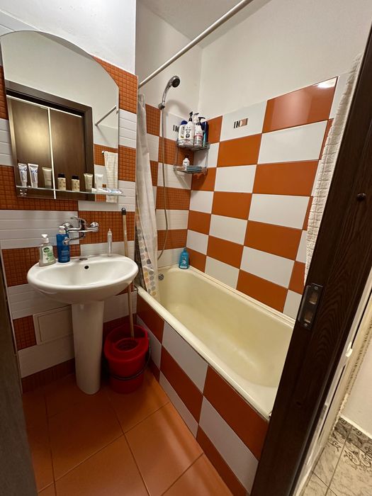 Inchiriez apartament cu doua camere la 5 minute de UMFST/COMISON 0