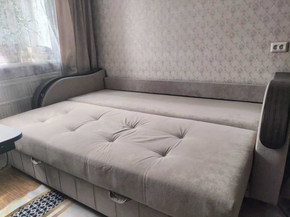 Продам диван. Цвет бежевый.