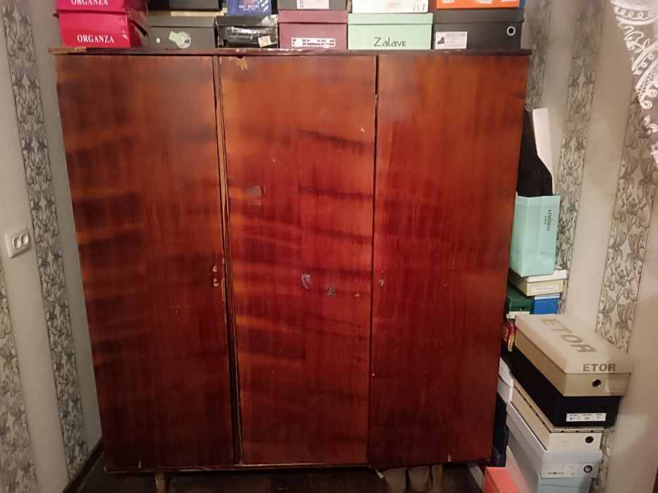 трёх дверный шкаф