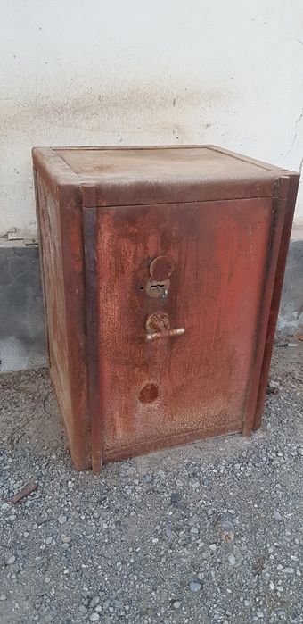 Продается сейф несгораемый, песочный