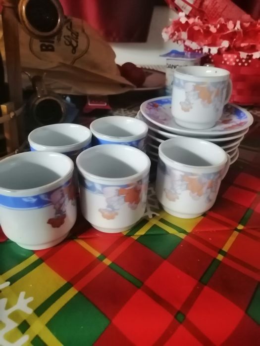Vind set cescute cafea si farfurii pentru dulceata din portelan