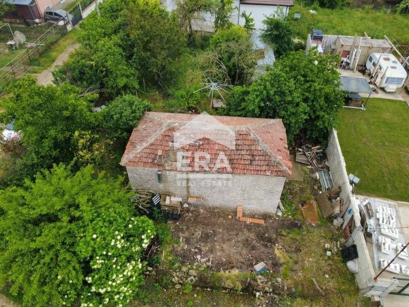 ЕКСКЛУЗИВНО! Равен парцел с излаз на две улици с партиди за ток и вода