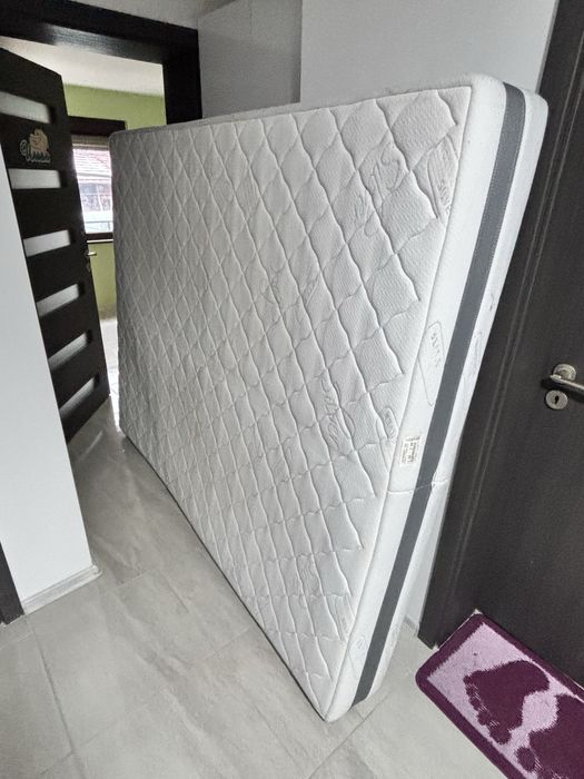 Продавам двулицев матрак