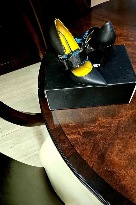 DIESEL дамски черни обувки на ток, с Регулируеми цветни каишки.