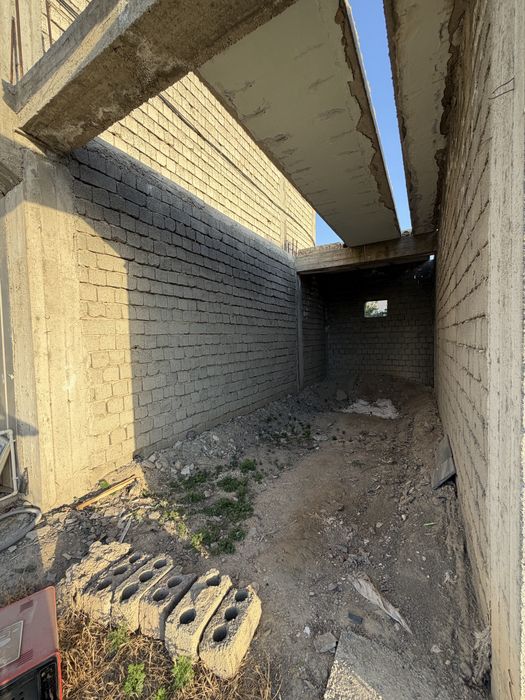 Jizzaxda katta yo‘l bo‘yida 1,6 sotix yer va 160 m² bino sotiladi