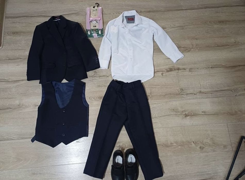 Costum elegant pentru 4-5 ani