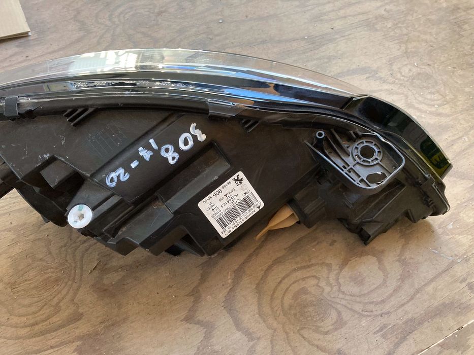 Ляв фар за Peugeot 308. 2017-20.