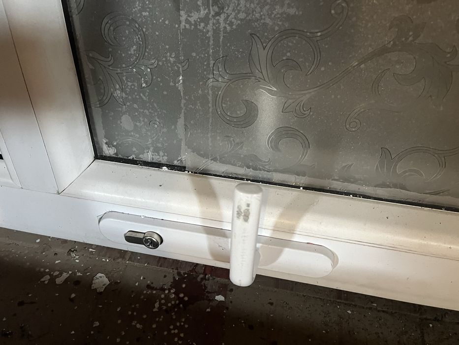 Пластиковый дверь в отличном сост.