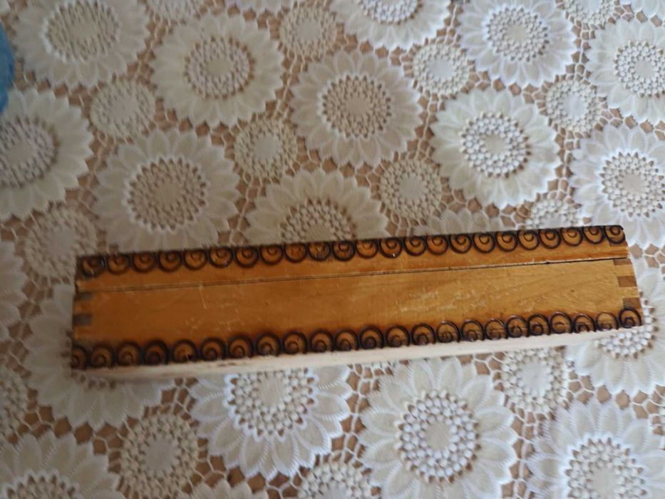 Дървен, лакиран и пирографиран пинал