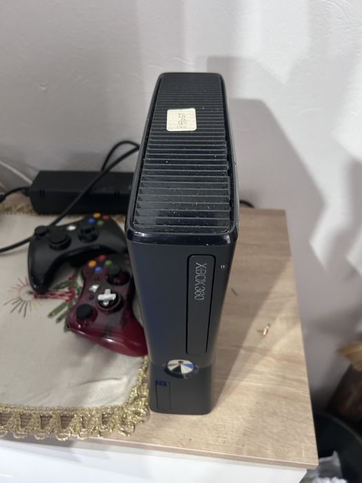 Vand Xbox 360  plus 20 jocuri